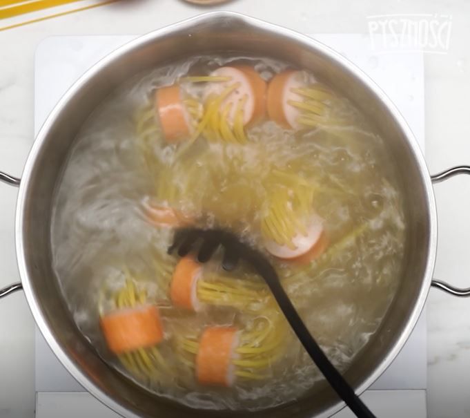 Spaghetti z parówkami- Pyszności