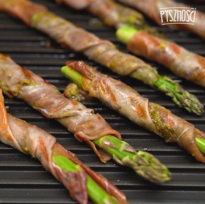 Szparagi w szynce na grillu