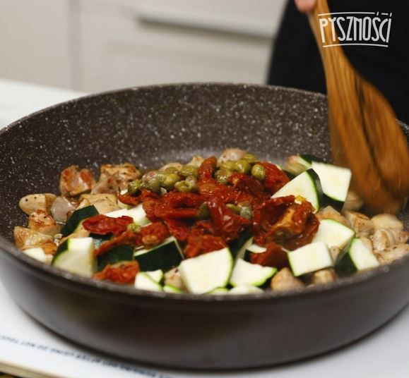 Spaghetti z indykiem, pesto i cukinią- Pyszności