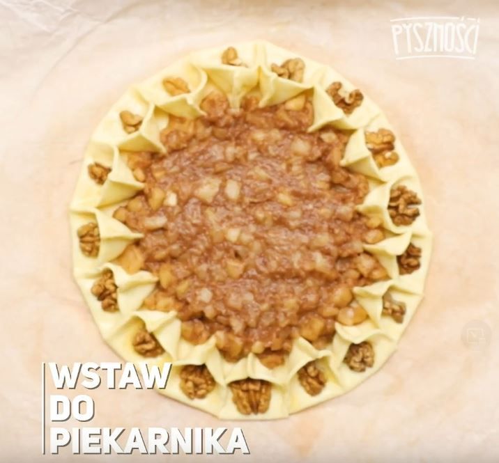 Błyskawiczne ciasto z jabłkami i orzechami- Pyszności