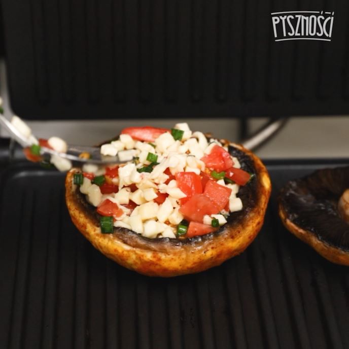 Grillowanie pieczarki z farszem