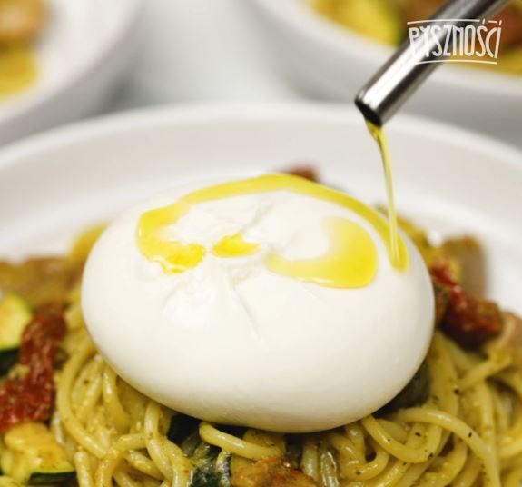 Spaghetti z indykiem, pesto i cukinią- Pyszności