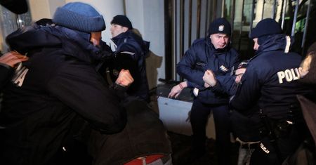 Manifestacja przed ambasadą Rosji w Warszawie. Poleciały torebki z kolorową cieczą