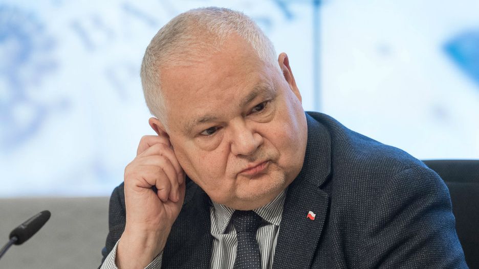 W NBP był zatrudniony na 9 dni, wypłata 6720 zł. Tajemniczy doradca Adama Glapińskiego