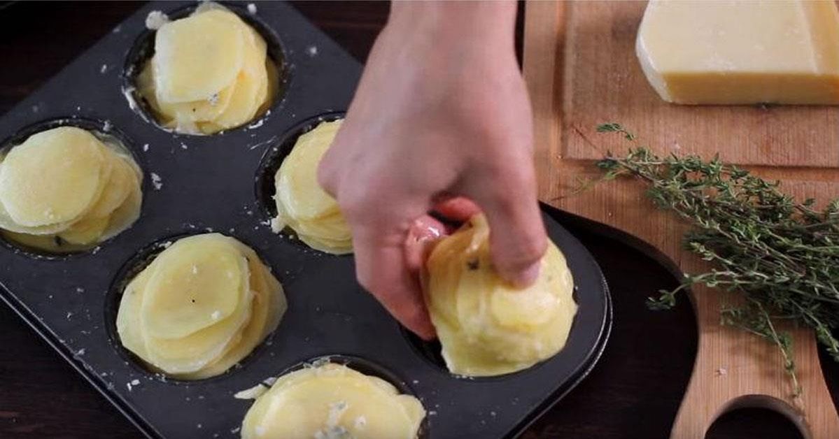 Pokrojone w plasterki ziemniaki włożyła do formy na babeczki. Brzmi dziwnie, ale poczekaj na efekt!