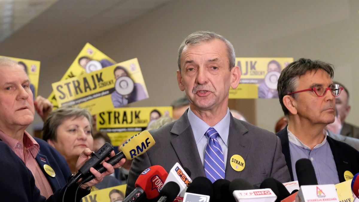 Szkolne apele. Minister edukacji apeluje, by nauczyciele zostali przy uczniach. Szef ZNP apeluje o przyłączanie się do strajku
