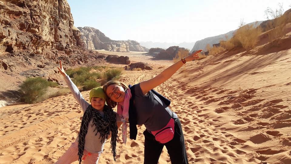 Asia z mamą na jordańskiej pustyni Wadi Rum