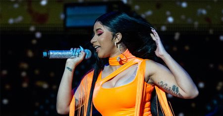 Cardi B zrzuciła perukę podczas koncertu. Teraz jej szuka
