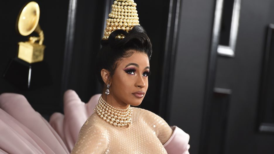 Cardi B zmaga się z powikłaniami po operacjach plastycznych.