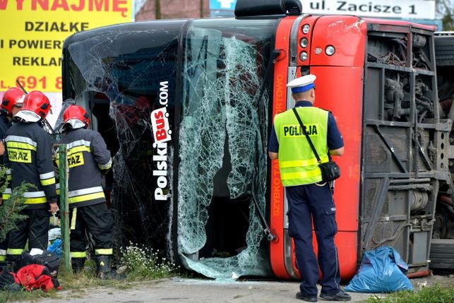 Wypadek Polskiego Busa na Podkarpaciu. Kierowca rozbił autokar, bo rozkładał fotel