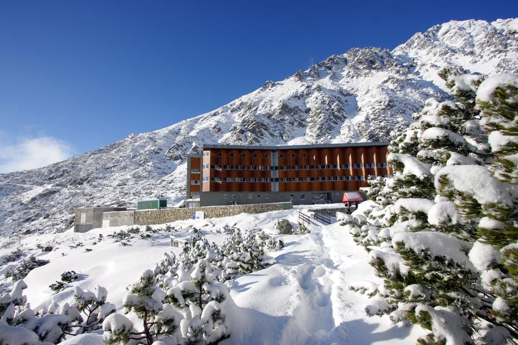 Hotel w słowackich Tatrach odcięty przez lawinę. Ewakuacja gości