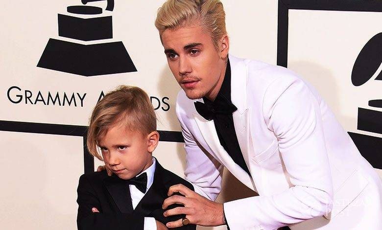 Justin Bieber i jego brat Jaxon na Grammy 2016