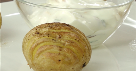 Pieczone ziemniaki w stylu Hasselback podawane z pysznym sosem śmietanowym.