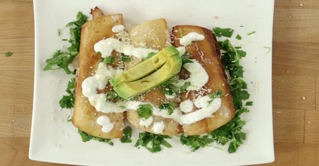 Pyszne taquitos z kurczakiem, jalapeño, jogurtem naturalnym, kolendrą, awokado i parmezanem