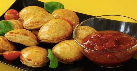 Mini przekąski z ciasta o różnych smakach