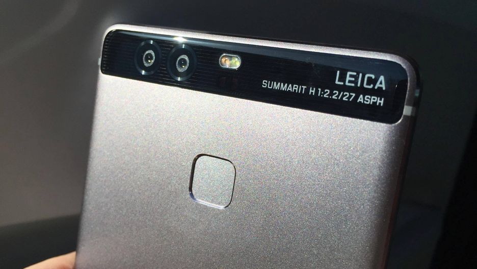 Huawei P10, podobnie jak jego porzednik P9 (na zdjęciu) będzie dysponował podwójnym aparatem fotograficznym przygotowanym przez speców z firmy Leica.