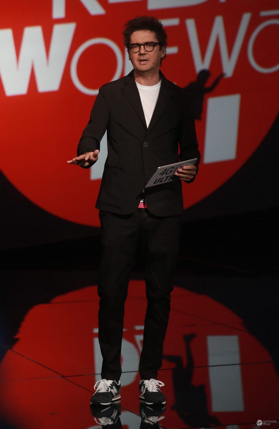 Marynarka: Armani, T-shirt i spodnie: Dsquared2, buty: New Balance. Kuba Wojewódzki (fot: TVN / Wojciech Kurczewski)
