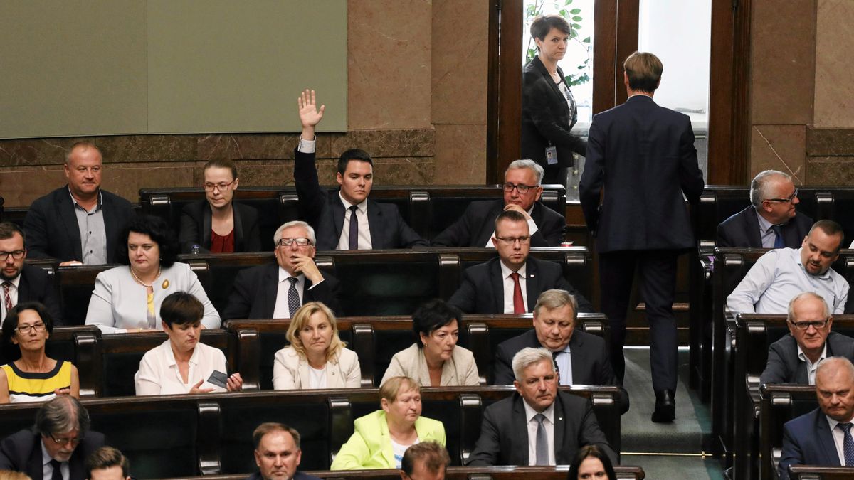 Łukasz Rzepecki z PiS głosuje przeciw podwyżce cen paliw. W sprawie Sądu Najwyższego wyciągnął kartę do głosowania.