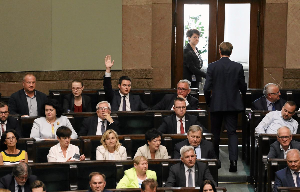 Był przeciw podwyżce cen paliw, wyłamał się przy Sądzie Najwyższym. PiS ukarze Łukasza Rzepeckiego