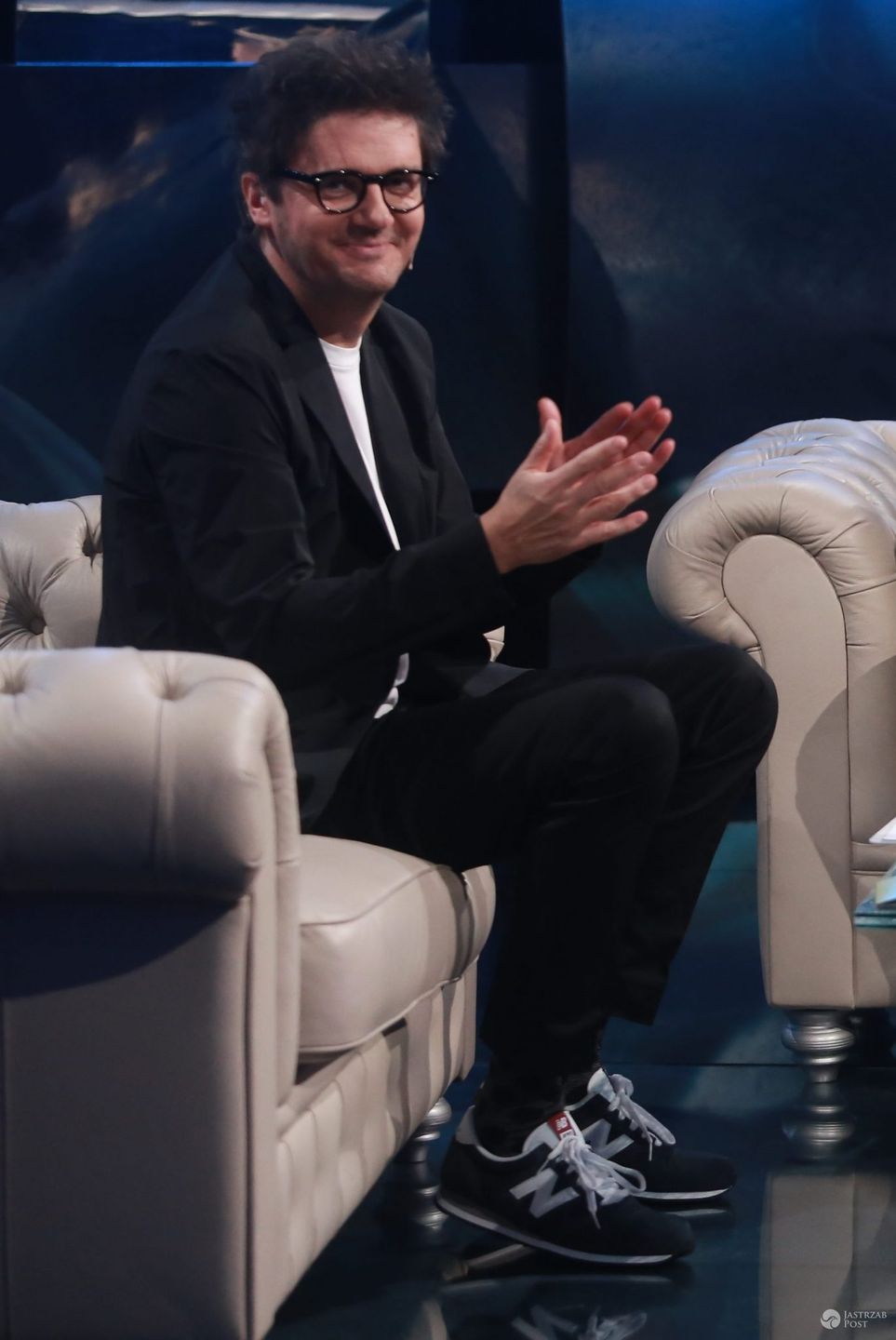 Marynarka: Armani, T-shirt i spodnie: Dsquared2, buty: New Balance. Kuba Wojewódzki (fot: TVN / Wojciech Kurczewski)
