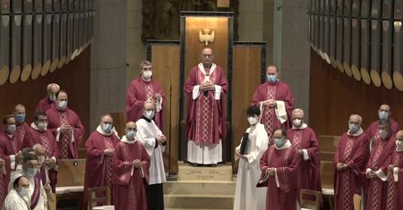 Msza upamiętniająca ofiary pandemii w bazylice Sagrada Familia w Barcelonie