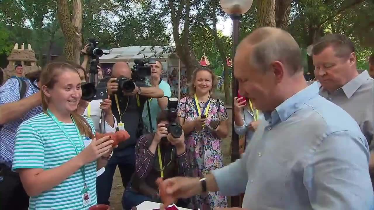 Władimir Putin wśród młodzieży na Krymie