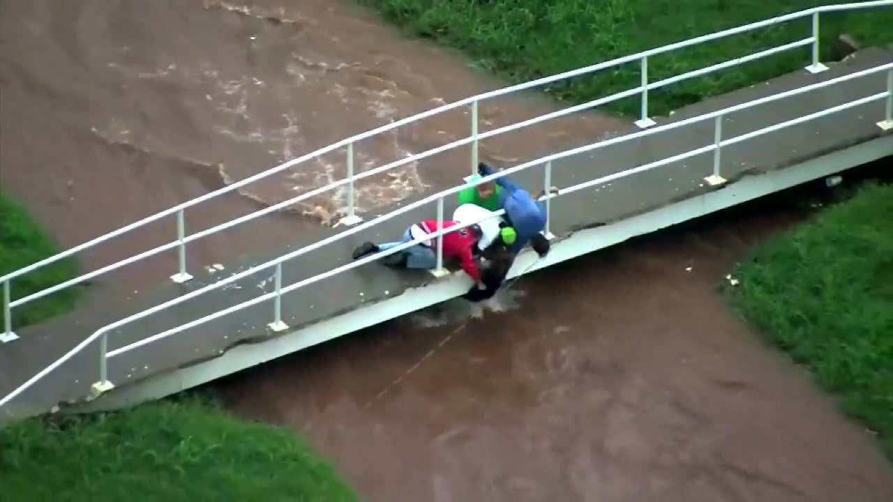 Przechodnie uratowali troje dzieci przed utonięciem w rwącej wodzie