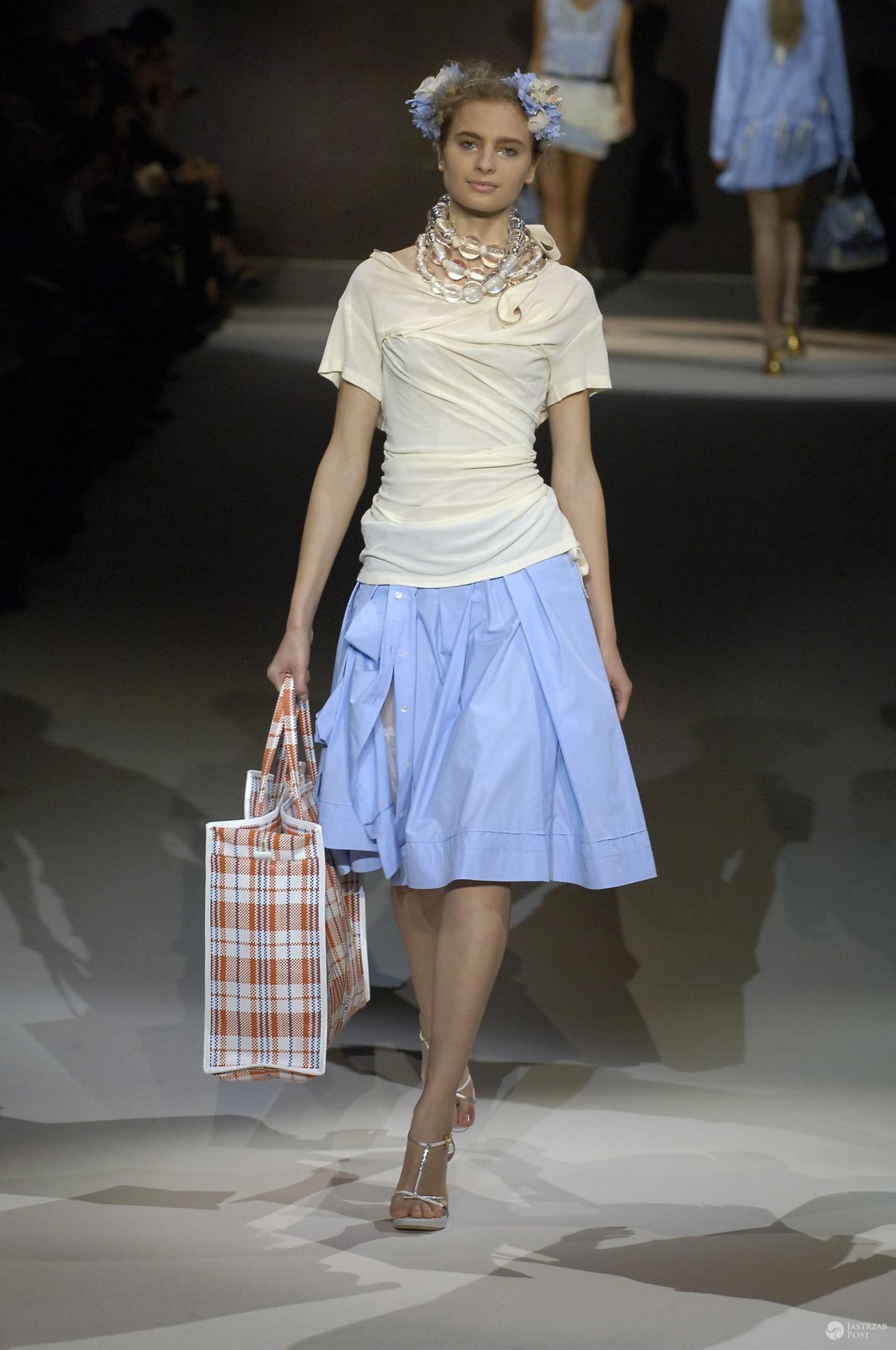 Modelka w pokazie kolekcji Louis Vuitton wiosna-lato 2007 (fot. Zeppelin/East News)