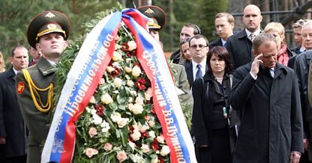 Tusk do Putina: oczodoły ich czaszek patrzą i czekają