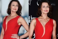 Popek w poplamionej sukience z głębokim dekoltem