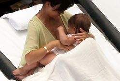 Kardashianka karmi córkę piersią na basenie!