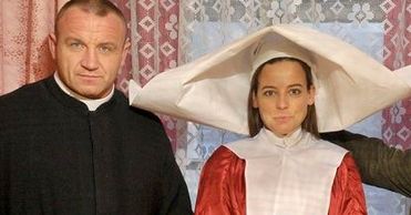 Mucha tuż przed porodem w stroju zakonnicy z Pudzianem przebranym za księdza!