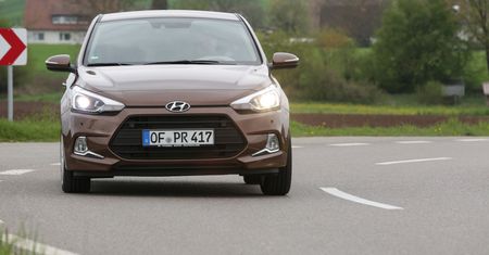 Popularny model, ale nie wersja. Mały Hyundai był skazany na porażkę