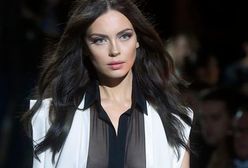 Dziewczyna Rzeźniczaka z nagim biustem