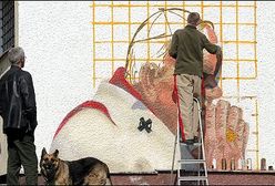 Studenci malują graffiti Ojca Świętego