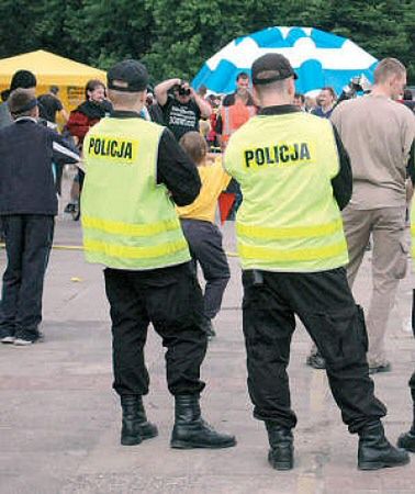 Policjanci odchodzą z pracy