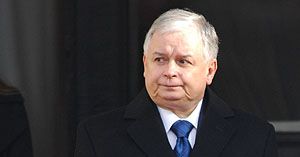 Prezydent obdarowuje gości filiżankami