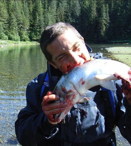 Bear Grylls obiecuje: Ja przetrwam. Już wkrótce znów będę pił własny mocz!