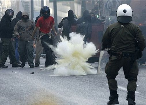 Nasilają się protesty na ulicach greckich miast