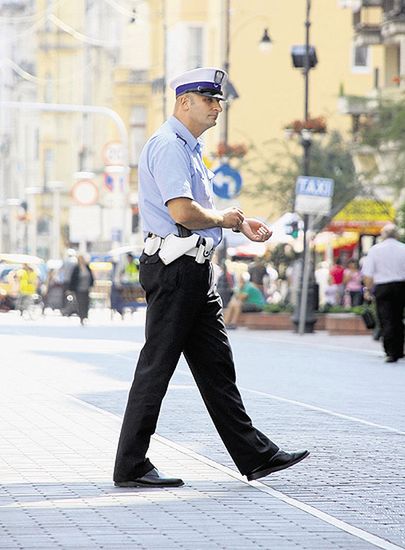 Policjanci spacerują zamiast jeździć do wypadków