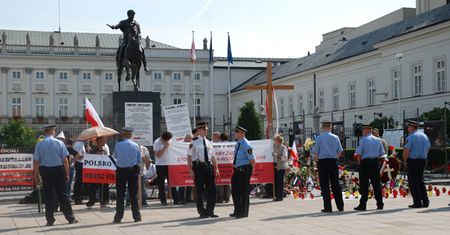 "Machają krzyżem, bo autorytety dały im do tego prawo"