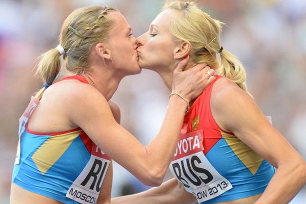 Rosyjskie biegaczki całują się na podium - prowokacja wobec prawa Rosji?