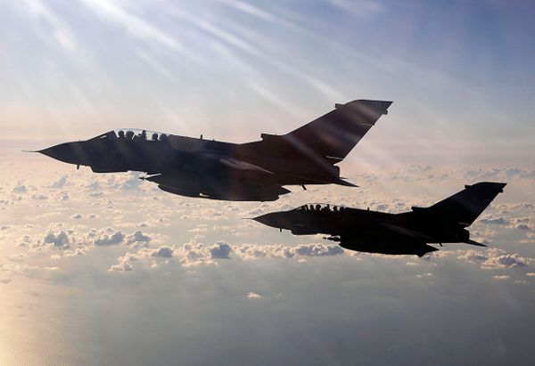 Kolejne naloty w Iraku i Syrii. USA wskazało cele. Wielka Brytania przeprowadziła pierwsze naloty
