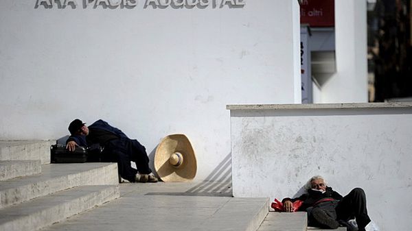 Bezdomni przed znanym rzymskim zabytkiem - Ołtarzem Pokoju