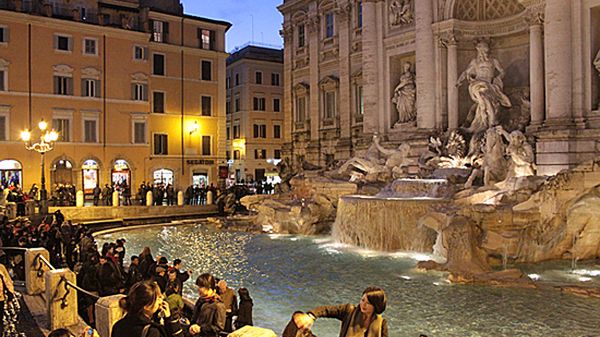 Fontanna di Trevi w Rzymie zawsze jest oblegana przez turystów