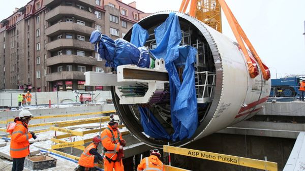 Umieszczanie pierwszej z dwóch tarcz TBM w szybie startowym na stacji Dworzec Wileński w Warszawie