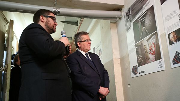 Prezydent Komorowski i Jan Ołdakowski podczas prezentacji ekspozycji poświęconej represjom wobec podziemia niepodległościowego