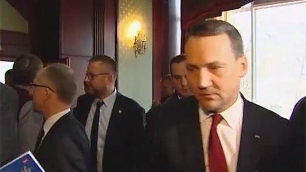 Radosław Sikorski wychodzi z rozmów