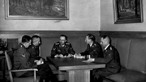 Heinrich Mueller (z prawej) podczas spotkania z Arthurem Nebe, Reinhardem Heydrichem, Heinrichem Himmlerem i Franzem Josefem Huberem