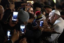 Papież odprawił nabożeństwo dziękczynne za 2016 rok i spotkał się z wiernymi koło szopki na pl. Świętego Piotra